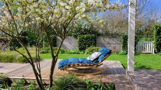 Schwerelose Entspannung: Schaukelliege mit Wolkigen Polstern