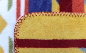 Mit handvernähtem Häkelsaum