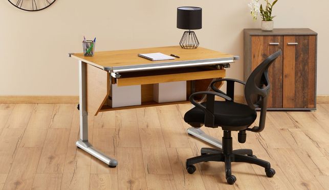 Höhenverstellbarer Schreibtisch mit neigbarer Tischplatte und viel Stauraum