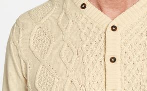 Traditionelle Strickmuster im Vorderteil