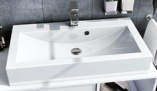 Elegantes Waschbecken und stilvolle Armatur