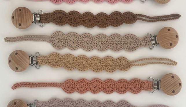 Handgehäkelte Schnullerkette im Muscheldesign