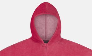 Kapuze mit Knopf am Kragen