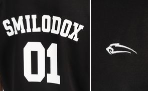 Markanter Backprint & Logo Detail