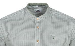 Stehkragen mit Hirschhornknöpfen