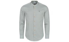 Klassisches Detail: gestickter Hirsch auf der Brust