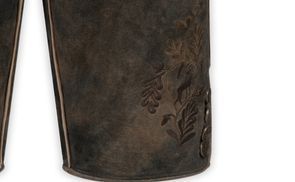 Detailreiche Reliefstickerei und Hirschhornknöpfe