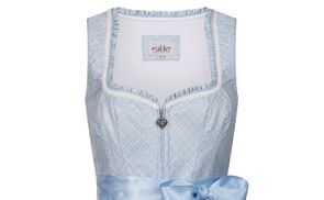 Herzförmiger Ausschnitt mit Spitzenborte: