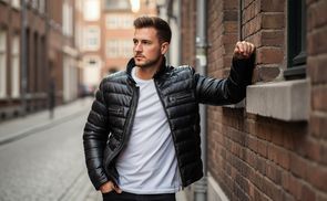 Herrenjacke mit subtilen Branding Details