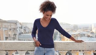 Klassischer V Ausschnitt für zeitlose Eleganz