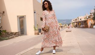 Fließender Rock mit verspielten Volants