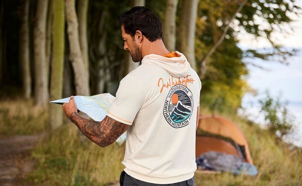 Zeitlose Abenteuerlust: Die Vielseitigen T Shirts von JAN VANDERSTOR