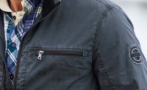 Funktionaler Frontreißverschluss mit Brusttasche