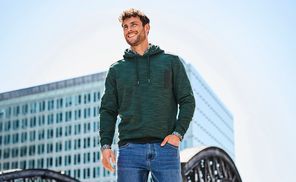 Mit Kapuze und Kordelzug