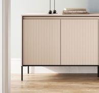 Modern Kommode mit geriffeltem Design