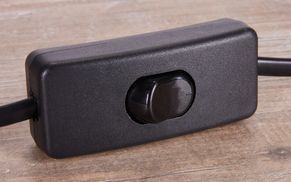 Schalter und Zuleitung in Schwarz