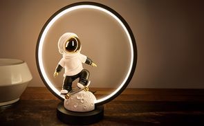dem Tischlampe Skateboard fest Mond 33 Stecker, - und auf indirekter Skateboarder LED Nachttischlampe LED Beleuchtung cm USB-C BRUBAKER mit LED-Ring, Weltraum mit integriert, Deko-Lampe Moderne Tischleuchte - Astronaut Handbemalte
