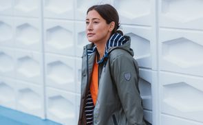 Basic Regenmantel in petrolblau mit gestreiftem Innenfutter 