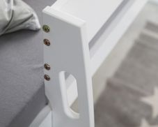 Massives Kiefernholz – langlebig und nachhaltig für das Kind