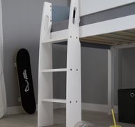 Platzsparendes Hochbett – mehr Raum für Spiel und Stauraum