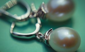 Elegante Creolen mit edlen Perlenanhängern