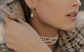 Kombiniere unsere Perlenohrringe 