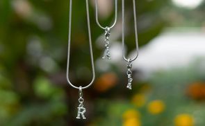 Zeichen setzen – mit unseren eleganten Buchstaben Anhänger