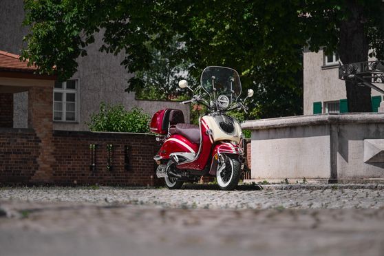 Retro EasyCruiser Artemis motor scooter available as 25km/h, 50cc or 125cc