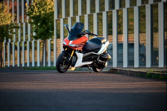 Burnout Titan & Racing 300cc scooter in red and grey