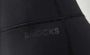 Dezent platziertes SNOCKS Logo