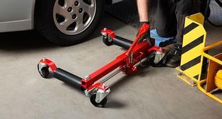 Rangierhilfe unter den Reifen schieben