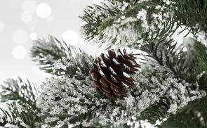 Wohnando Dekofigur Deko-Geschenksack Cremefarben, mit Weihnachten in Tannenzapfen