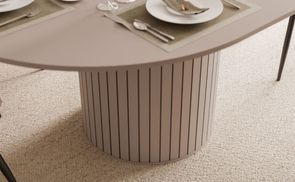 Elegante Basis, viel Beinfreiheit