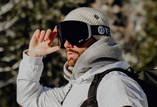 APEX: Ultimative Ski und Snowboardbrille mit thermoisolierender Doppelverglasung und 100% UV Schutz