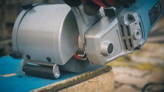 Mit Staubschutzhaube