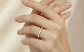Eleganter Look: Verlobungsring AE09 am Finger getragen