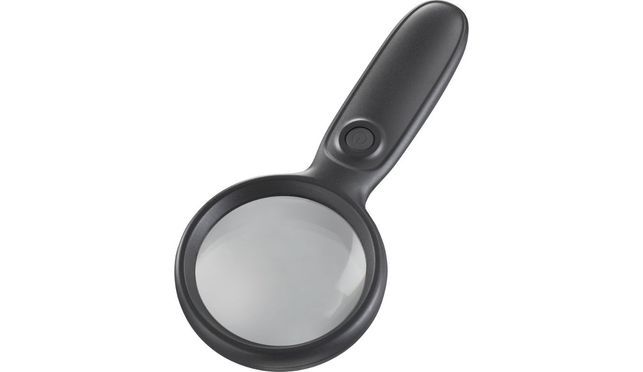 Klar sehen und bequem lesen – mit der praktischen Lupe mit Leselampe