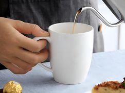 Weißer Becher: Exzellenter Griff