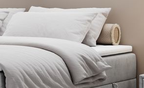 Komfortabler Schlaf: Gepolstertes Bett mit Topper