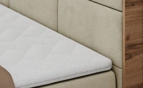 Komfortabler Schlaf: Gepolstertes Bett mit Topper