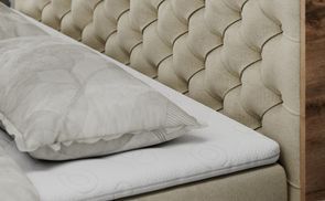 Komfortabler Schlaf: Gepolstertes Bett mit Topper