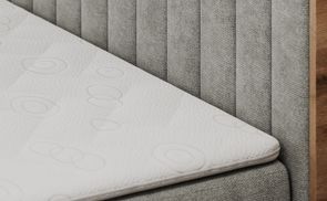 Komfortabler Schlaf: Gepolstertes Bett mit Topper