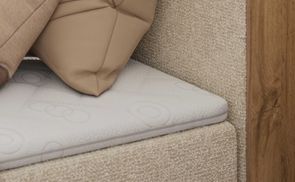 Komfortabler Schlaf: Gepolstertes Bett mit Topper