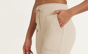 Praktische Hose mit weitem Bein und zwei Taschen