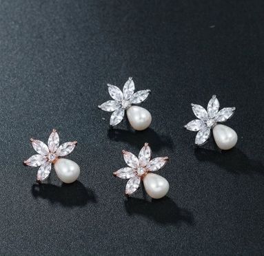 Elegante Perlenohrringe mit 5 Zirkonia Kristallen in Gold, Silber oder Roségold