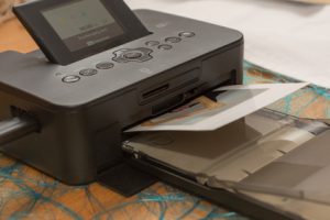 kleiner portabler Tintenstrahldrucker druckt Foto