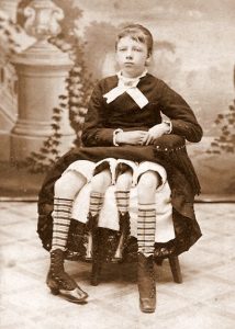 Porträt der jungen, vierbeinigen Myrtle Corbin aus dem Jahr 1880.