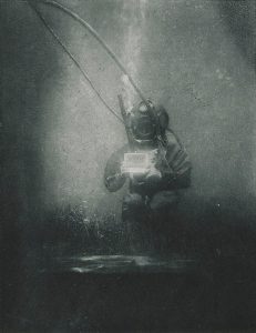Dieses Foto gilt als erstes Unterwasserfoto der Welt. Aufgenommen wurde es 1893 von Louis Boutan mithilfe eines Magnesiumblitzes.