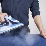 Wenn das Dampfb&uuml;geleisen tropft, sorgen Sie mit unseren Tricks wieder wie hier f&uuml;r Dampf statt Wasser.