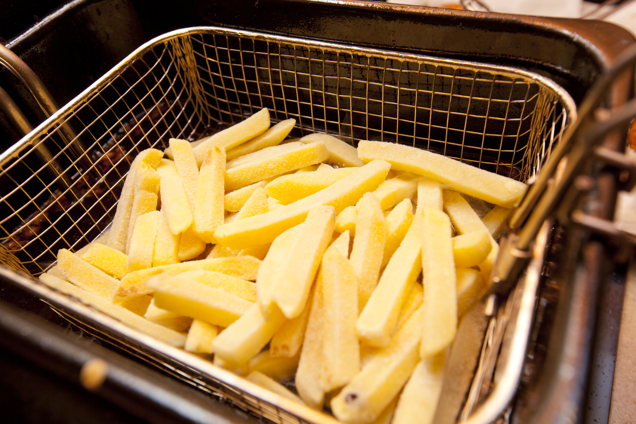 Картофель во фритюрнице в домашних условиях. Нарезать картофель для жарки во фритюре.